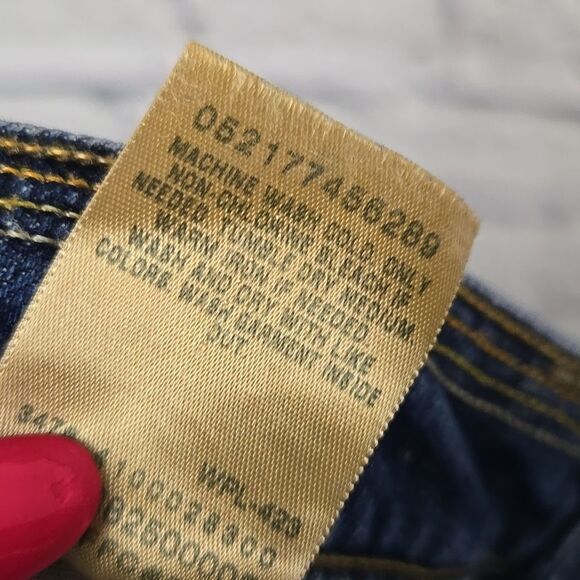 Levi's 545 Women's Bermuda Stretch Pockets Cuff Mid-Rise Distressed Denim Short - Picture 6 of 9